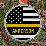 Personlig Thin Guld Line Flagga US 911 Dispatcher Julgransprydnad Metall<br><div class="desc">Thin Guld Line Ornament för 911 avsändare och polisens avsändare. Anpassa den här avsändarornamenten till namn och år. Den här säljarpresenten för personlig är perfekt för att få en uppskattning av polisavsändaren, 911-tack till avsändaren och pension-presenter eller party favors. Beställ dessa utsändare christmas-prydnadsföremål i grossistledet för polisavdelningen eller station. COPYRIGHT...</div>