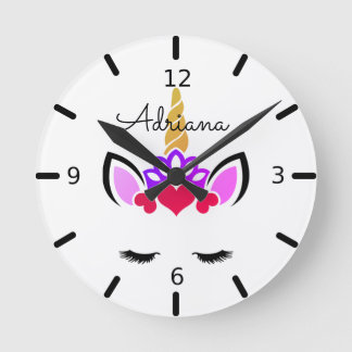 Personlig Tiara & Hearts Sleeping Unicorn Rund Klocka