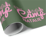 Personlig tjejbröllopsfest på läger anpassad presentpapper<br><div class="desc">Fira äventyrsandan med vårt Personliga Camping Bachelorette-fest Skräddarsydd Inpackningspapper. Designat för den utomhusälskande bruden, kombinerar detta inpackningspapper rustik campingcharme med en personlig touch för att skapa den perfekta tonen för din fest. Dess unika design fångar essensen av en lägereldnatt under stjärnorna, vilket gör varje presentförpackning till en mini-fest för resan...</div>