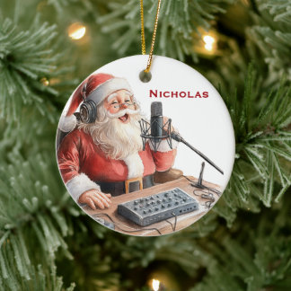 Personlig tomte som gör en podcast julgransprydnad keramik