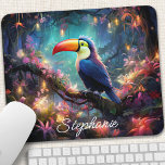 Personlig Toucan Paradise Musmatta<br><div class="desc">Utrymme till ett tropiskt paradis med den här personligen musmattan med en levande tukan mitt i lush djungelvall. Den färgstarka designen och de invecklade detaljerna transporterar dig till en exotisk värld, inspirerar till kreativitet och glädje. Lägg till en personlig kontakt med ditt namn eller ett favoritcitat. Det mjuka yta säkerställer...</div>