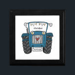 Personlig Tractor Landsbyggsbröllop Best Man Minnesask<br><div class="desc">En gåva från traktorgården bröllop som kan vara personlig. Om du vill ändra storlek eller teckensnitt klickar du på redigeringsknappen för att anpassa ytterligare. Tappningen i traktorn är i en fin kräm och vit.</div>