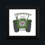 Personlig Tractor Landsbyggsbröllop Best Man Minnesask<br><div class="desc">En gåva från traktorgården bröllop som kan vara personlig. Om du vill ändra storlek eller teckensnitt klickar du på redigeringsknappen för att anpassa ytterligare. Tappningen i traktorn är i en fin kräm och vit.</div>