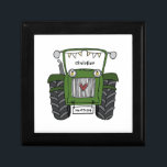 Personlig Tractor Landsbyggsbröllop Best Man Minnesask<br><div class="desc">En gåva från traktorgården bröllop som kan vara personlig. Om du vill ändra storlek eller teckensnitt klickar du på redigeringsknappen för att anpassa ytterligare. Tappningen i traktorn är i en fin kräm och vit.</div>
