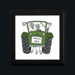 Personlig Tractor Landsbyggsbröllop Gift Minnesask<br><div class="desc">En gåva från traktorgården bröllop som kan vara personlig med båda parets namn. Om du vill ändra storleka eller typsnittet för namn klickar du på redigeringsknappen för att anpassa ytterligare. Tappningen i traktorn är i en fin kräm och vit.</div>