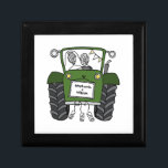 Personlig Tractor Landsbyggsbröllop Gift Minnesask<br><div class="desc">En gåva från traktorgården bröllop som kan vara personlig med båda parets namn. Om du vill ändra storleka eller typsnittet för namn klickar du på redigeringsknappen för att anpassa ytterligare. Tappningen i traktorn är i en fin kräm och vit.</div>