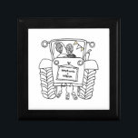 Personlig Tractor Landsbyggsbröllop Gift Minnesask<br><div class="desc">En gåva från traktorgården bröllop som kan vara personlig med båda parets namn. Om du vill ändra storleka eller typsnittet för namn klickar du på redigeringsknappen för att anpassa ytterligare. Tappningen i traktorn är i en fin kräm och vit.</div>