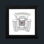 Personlig Tractor Landsbyggsbröllop Gift Minnesask<br><div class="desc">En gåva från traktorgården bröllop som kan vara personlig. Om du vill ändra storlek eller teckensnitt klickar du på redigeringsknappen för att anpassa ytterligare. Tappningen i traktorn är i en fin kräm och vit.</div>