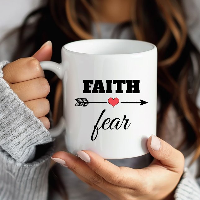 Personlig tro framför rädsla röd hjärtepil kaffemugg (Personalized Faith over Fear Red Heart Arrow Coffee Mug)