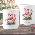 Personlig Tropical Beach-jul Kaffemugg<br><div class="desc">Fira säsongen med lite surfa och sand med hjälp av detta festliga strandtemade kaffe mugg med tre rosa flamingos som bär julhattar med ornament accents vid fötterna. Vare sig du befinner dig i en tropisk ställe som Florida, Hawaii eller Bahamas - eller bara kärlek i biskopsvibe - ger den här...</div>