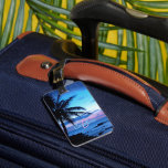 Personlig Tropisk Ö Island Strand Hav Solnedgång Bagagebricka<br><div class="desc">Stilfull resväska eller koffert bagagetagg med en elegant bild av ljust och mörkt blått, turkos, violett, ametistlila och pastellrosa färgat solnedgång på en tropisk och exotisk hawaiiansk östrand med palmer. Med möjlighet att anpassa eller personifiera med namn och monogram, eller initialer som du väljer. En söt, modern och snygg dekorativ...</div>