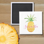 Personlig Tropiskt ananas Magnet<br><div class="desc">Den här söta och gigantiska magneten dekoreras med en vattenfärgsanas och en namn i rosa i gult. Du kan anpassa den genom att ändra namn eller skapar den till ett monogram. Ursprunglig vattenfärg © Michele Davies.</div>