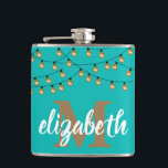 Personlig turkos ljusslinga fickplunta<br><div class="desc">Turkos flaska med slingrande party ljus och din bridesmaids namn över en stor gul initial. Bra bridesmaid-gåva,  sängvätning fest eller födelsedagspresent. FLER färger gjorda för dig i vår butik samt fler presentidéer.</div>