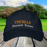 PERSONLIG UTBILDNARE "namn" med broderade baseboll Broderad Keps<br><div class="desc">Broderade hattar: Klassiskt golden/svart basebollsockel i mode med texten "PERSONAL TRAINER" och "namn" för världens bästa personutbildare,  sporttränare,  tränare/team som bygger</div>
