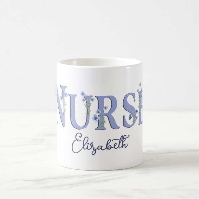 Personlig vacker blomster monogram sjuksköterska kaffemugg (Center)
