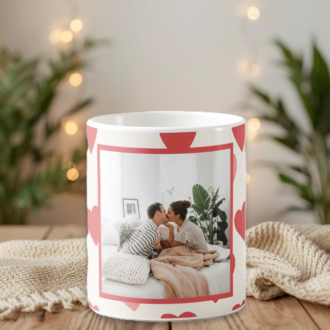 Personlig valentinskopp med röda hjärtan kaffemugg (Skapare uppladdad)