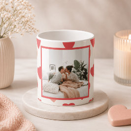 Personlig valentinskopp med röda hjärtan kaffemugg