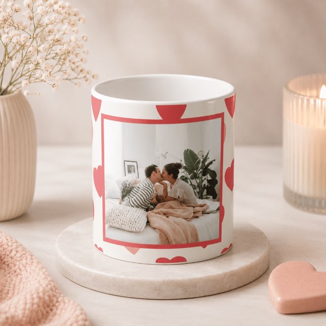 Personlig valentinskopp med röda hjärtan kaffemugg (Skapare uppladdad)
