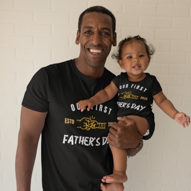 PERSONLIG VÅR FÖRSTA MATCHNING I FARS DAG T SHIRT (Skapare uppladdad)