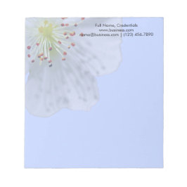 Personlig Vår Vit blomma på ljusblå blått Anteckningsblock