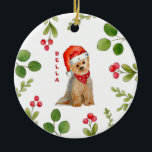 Personlig, vattenfärg Yorkie i Santa hat Julgransprydnad Keramik<br><div class="desc">Personligens prydnadsföremål med vattenfärgad illustration av en Yorkie i julhatt med helgdag greenery är det perfekt för hundälskare.</div>