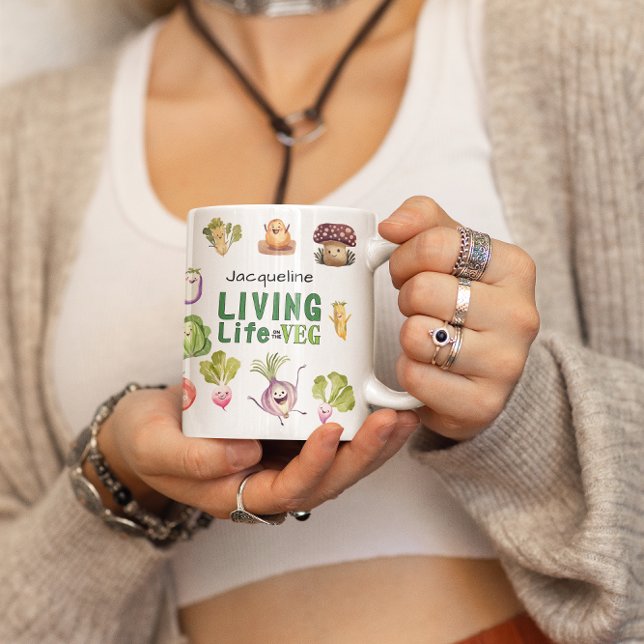 Personlig Vegan Living Life på Veg Gift Kaffemugg (Living life on the veg personalized fun mug with happy smiling vegetables.)