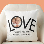 Personlig Vi kärlek You Pappa Photo Kudde<br><div class="desc">"Vi Kärlek er Pappa!" Photo Pillow dekoreras med ord KÄRLEK i svart typografi på vit bakgrund. Anpassade enkelt med ditt foto och namn. Perfekt som Fars dag-gåva.</div>
