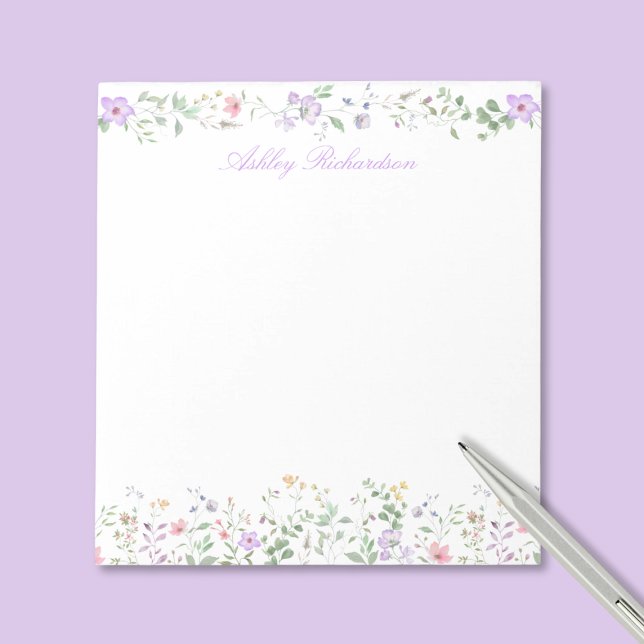 Personlig vildblomma anteckningsblock (elegant pretty girly wildflower floral notepad with custom name monogram in script calligraphy)