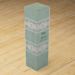 Personlig Vin Box Rustic Snöre Åldras Vintage Presentask För Vinflaska<br><div class="desc">Personlig Gift Box för flaska i vin. FÄRG PALETTE: neutralt krämbeige med mjukt, vitt DESIGN COLLECTION: Denna snöre är helt designad av den grafiska konstnären Audrey Jeanne Roberts att se ut som antika vintagar som skapats snöre. Med vackra roliga detaljer och rulla tillför det en feminin, elegant, klassisk beröring till...</div>