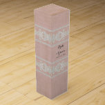 Personlig Vin Box Rustic Snöre Åldras Vintage Presentask För Vinflaska<br><div class="desc">Personlig Gift Box för flaska i vin. FÄRG PALETTE: rosa av pastellprodukter av snäcka, beige av neutralt med mjukt, vitt DESIGN-KOLLEKTION: Snöre är helt designat av den grafiska konstnären Audrey Jeanne Roberts för att se ut som antika vintagar som har skapats i snöre. Med vackra roliga detaljer och rulla tillför...</div>