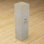 Personlig Vin Box Rustic Snöre Åldras Vintage Presentask För Vinflaska<br><div class="desc">Personlig Gift Box för flaska i vin. FÄRG PALETTE: neutralt krämbeige med mjukt, vitt DESIGN COLLECTION: Denna snöre är helt designad av den grafiska konstnären Audrey Jeanne Roberts att se ut som antika vintagar som skapats snöre. Med vackra roliga detaljer och rulla tillför det en feminin, elegant, klassisk beröring till...</div>