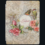 Personlig Vintage Damask Ro iPad Skydd<br><div class="desc">Romantisk vintage-inspirerad design med en plats för personlig anpassning omgiven av ornerade blommor, fåglar och sprejsprejer av ro på en nödsituation i dammbakgrunden. Anm.: Skuldade, graverade, präglade och dimensionella effekter, skiktade, åldras eller eroderade utseenden, struktur och skuggor som uppnås digitalt. Den faktiska produkten har en plan yta. Fransk Garden-bakgrund papper...</div>