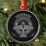 Personlig Vintage Flygplanspilot för flygakademi Julgransprydnad Metall<br><div class="desc">Personlig Vintage Flygplan Pilot Retro Flight School - med gammaldags flygplan med faux metall bakgrund. Anpassa med namn eller Anpassningsbar Text!</div>