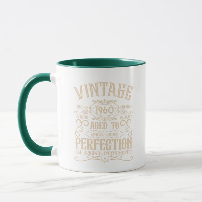 Personlig vintage födelsedagstall whiskey tema mugg (Vänster)