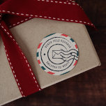 Personlig Vintage North Pole Express Runt Klistermärke<br><div class="desc">Lägg till vintage-charm till Julklapp och helgdag-utskick med dessa söta personlig-klistermärken. Elfenbensklistermärken som är formaterade som vintage luft-post och vykort har en röd och blå diagonal diagonal, tvärstrimmig bakgrund med ett retropostkontor i frimärke som är försett med ord "North Pole Express, levererar till [namn]". Anpassa till mottagarens namn med hjälp...</div>