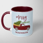 Personlig Vintage Red Lastbil jul Mugg<br><div class="desc">Högtidlighålla säsongen med denna charmerande vintage,  röd lastbil-jul mugg,  med ett festligt träd och anpassade namn. Den här mysiga designen är perfekt för att njuta av helgdag samtidigt som du får en nostalgisk beröring på julförmiddagarna. En underbar gåva till vänner,  familj eller någon som kärlek klassificerar juldekoration.</div>