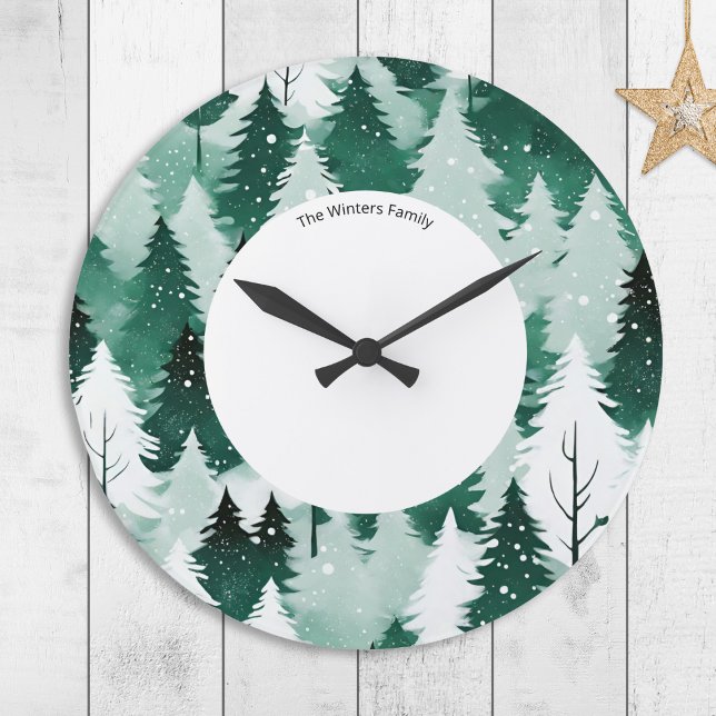 Personlig vinter städsegrön skog snö träd stor klocka (A wall clock with winter woodland snow scene picture in green and white, personalized with a name)