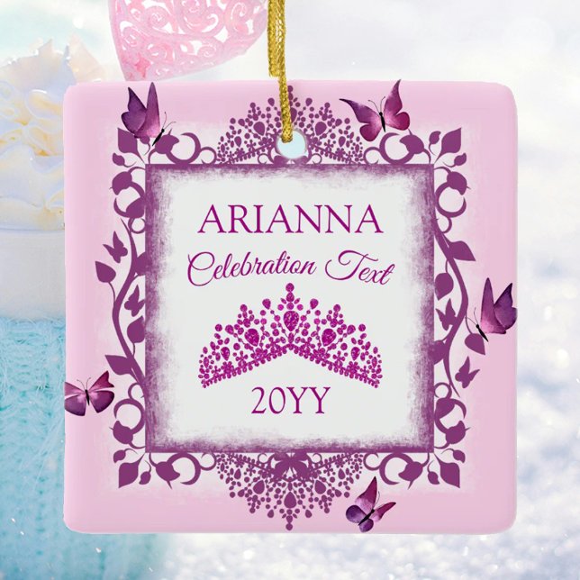 Personlig violett tiara & fjärilar minnessaker julgransprydnad keramik (personalized tree ornament with pink butterflies and tiara, congratulations, commemorative gift)