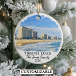 Personlig Virginia Beach-ornament, Virginia Julgransprydnad Keramik<br><div class="desc">Ett personligt resminne i form av en prydnad designad för att fira din oförglömliga resa. Oavsett om du reste för jobbet, njöt av en romantisk weekend eller deltog i ett skolutbytesprogram, så firar denna prydnad ett speciellt ögonblick som du alltid kommer att minnas och vilja komma ihåg i många år...</div>