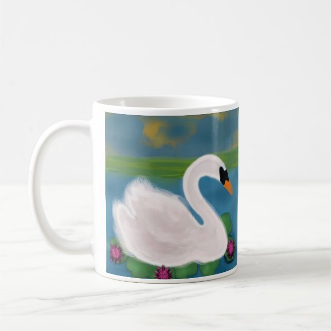 Personlig vit svan i damm vid solnedgång kaffemugg (Vänster)