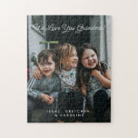 Personlig We Kärlek You Grandma Photo Script Pussel<br><div class="desc">Ge farmor är en gåva som hon kommer att uppskatta med anpassningsbarnas pussel. Anpassa den med en bild av hennes älskade barnbarn och lägg till ett "Vi Kärlek You, farmor"-meddelande i ett roligt-skript. Det är ett meningsfullt sätt att visa henne hur mycket hon elak till familjen. Det här pusslet kommer...</div>