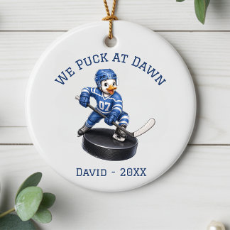 Personlig 'We Puck at Dawn' Hockeyspelare Ornament