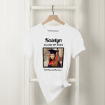 Personlig White Class of 2025 Studenten Photo T Shirt<br><div class="desc">Modern och minimal vit t-shirt-skjorta i studenten har ett fyrkantigt foto av student i svart med enkel och klassisk text i första namn,  klassår och namn som kan vara personlig. Shirt färg och stil kan ändras för att samordna sig med skolan eller party färg.</div>