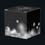 Personlig White och Black Bokeh Presentaskar<br><div class="desc">Tack till gäster med favoriter i den här eleganten,  svart och vit bokeh,  suddig ljus 2-tums fyrkantig favärdesbox. Perfekt för födelsedag,  årsdag,  bröllop,  nyårsafton firande eller något annat särskilt tillfälle. MATCHING-objekt i vår butik.</div>