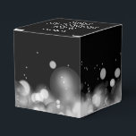 Personlig White och Black Bokeh Presentaskar<br><div class="desc">Tack till gäster med favoriter i den här eleganten,  svart och vit bokeh,  suddig ljus 2-tums fyrkantig favärdesbox. Perfekt för födelsedag,  årsdag,  bröllop,  nyårsafton firande eller något annat särskilt tillfälle. MATCHING-objekt i vår butik.</div>
