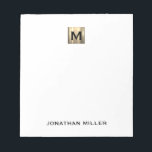 Personlig White och Guld Monogram Anteckningsblock<br><div class="desc">Gör ett påstående med denna elegant personlig vitt anteckningsblock med en inledande borstad metallisk guld och namn i klassisk blocktypografi. Perfekt för anteckningar, skapar att göra listor eller skriva ned dina tankar är det här anteckningsblocket ett måste för alla som värdesätter stil och funktioner. Oavsett om det är för dig...</div>