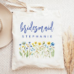 Personlig WildblomBlue Script Bridesmaid Tygkasse<br><div class="desc">Den här enkla eleganten till väskan har ett gräns av vilda blommor i gultens nyans och blått med gröntar. Ord "bridesmaid" visas i blåhandskript. Anpassa det med namn i sans serif-teckensnitt. Gör en perfekt till en gåva.</div>