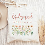 Personlig Wildblommor Ro Script Bridesmaid Tygkasse<br><div class="desc">Denna enkla elegant till väskan har en gräns av vilda blommor i skuggor av rosa och persikor med grönt. Ord "bridesmaid" förekommer i handskript för dammig ro. Anpassa det med namn i sans serif-teckensnitt. Gör en perfekt till en gåva.</div>