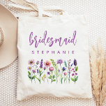 Personlig Wildblommors Lila Script Bridesmaid Tygkasse<br><div class="desc">Denna enkla elegant till väskan har en gräns av vilda blommor i skuggor av lila och rosa med grönt. Ord "bridesmaid" visas i handskriftsskript för lila. Anpassa det med namn i sans serif-teckensnitt. Gör en perfekt till en gåva.</div>