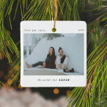 Personlig World's Best Sister Photo Keepsak Julgransprydnad Keramik<br><div class="desc">En snyggt fotot av julgran-prydnadsämne med klassisk typografi "världens bästa syster" i svart på en ren, enkel vit bakgrund. Foto, text, namn/s och år kan enkelt anpassas för att göra detta unika och personliga för dig. En enkel, minimalistisk och contemporary julklapp som låter din syster veta hur mycket du kärlekar...</div>